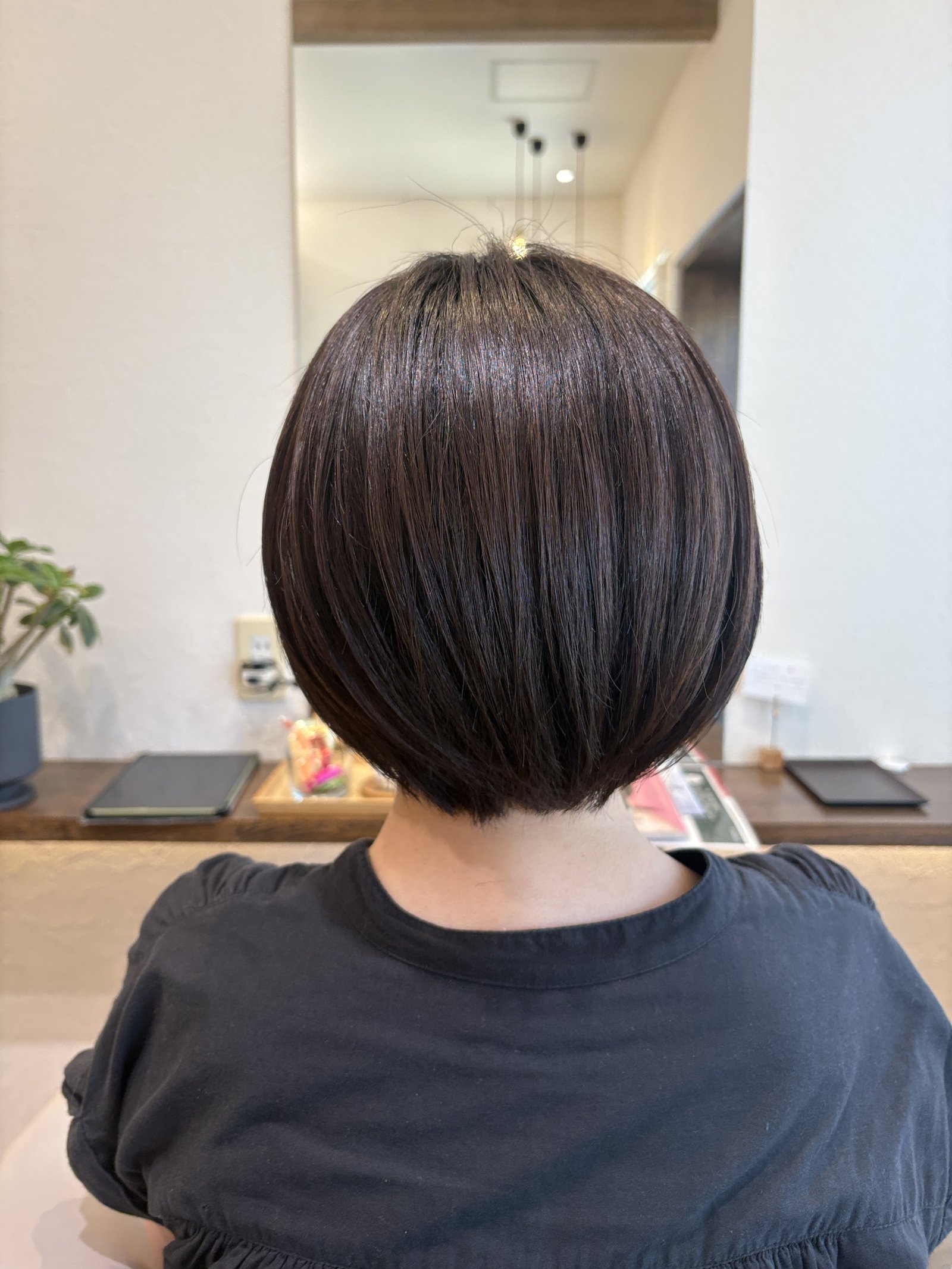 真後ろから見たナチュラルブラウン丸みショートボブ=後頭部の丸みと襟足すっきりのシルエット
