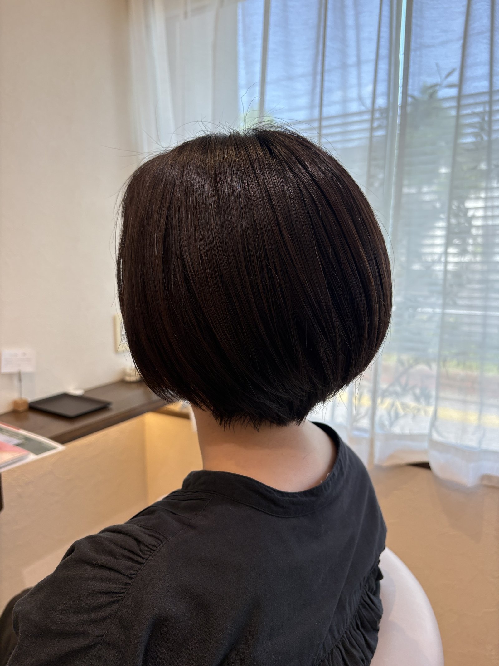 反対側から見たナチュラルブラウン丸みショートボブ=後頭部ふっくらのグラデーションと襟足の収まり