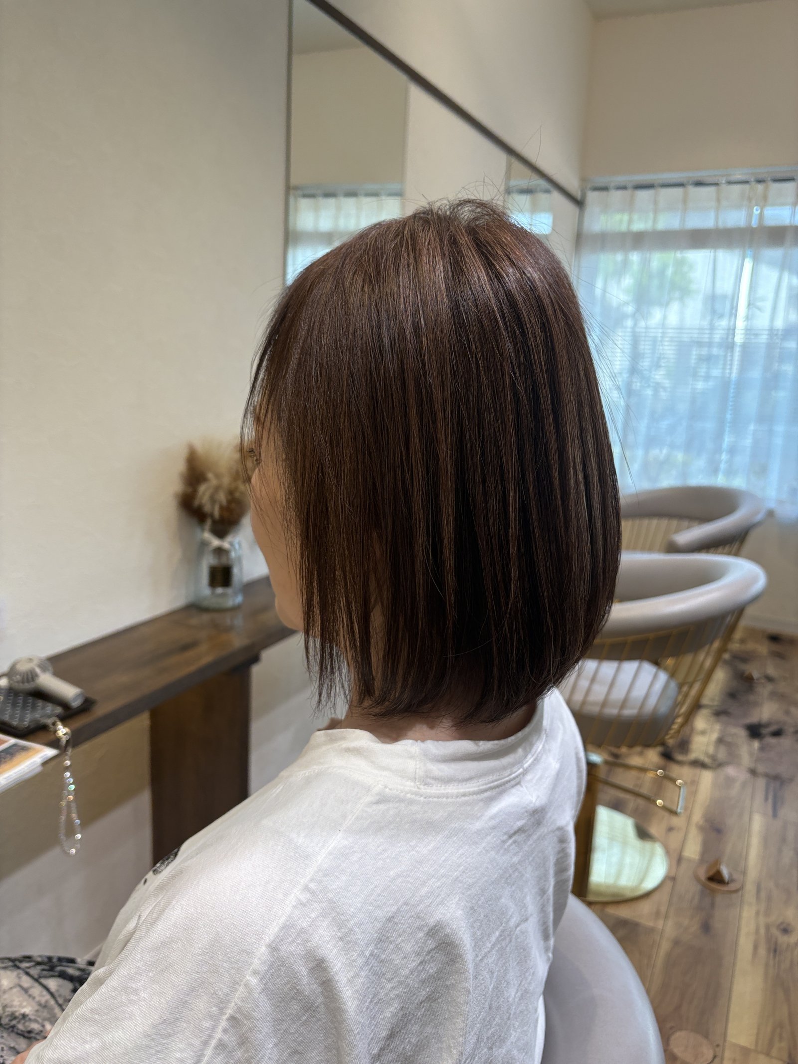 表面のなめらかさとやわらかな毛流れ|重さを残して切った鎖骨上ボブを反対側の斜め横から