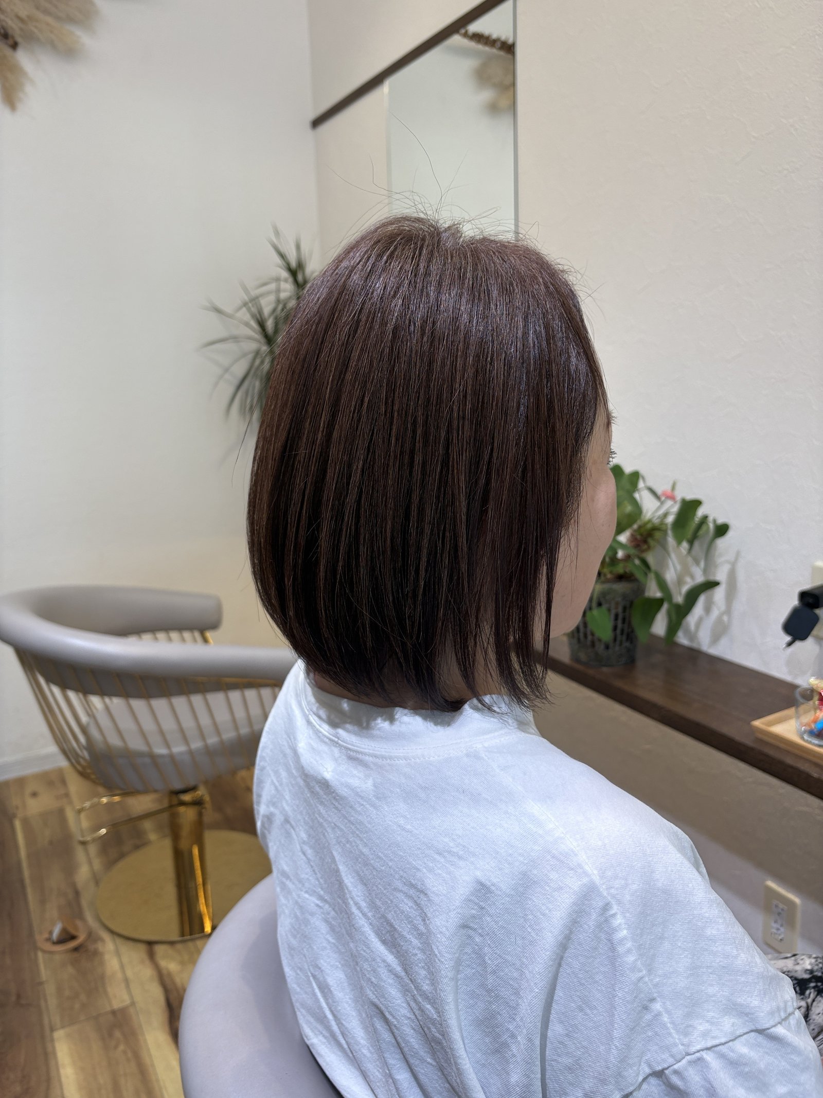 鎖骨上の大人のナチュラルボブ|肩につかない長さで首もとをすっと見せ、毛先は自然に内へ入るシルエットを斜め横から