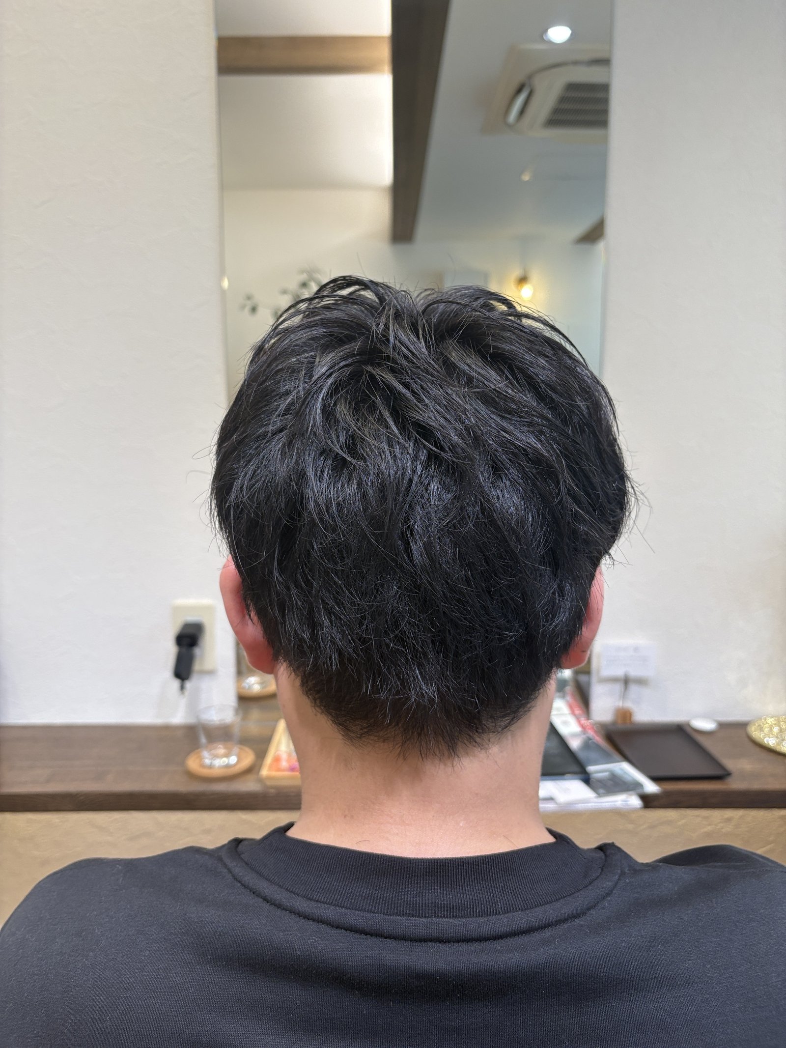 後頭部の自然な丸みと短い襟足|ラフな大人メンズショートを真後ろから