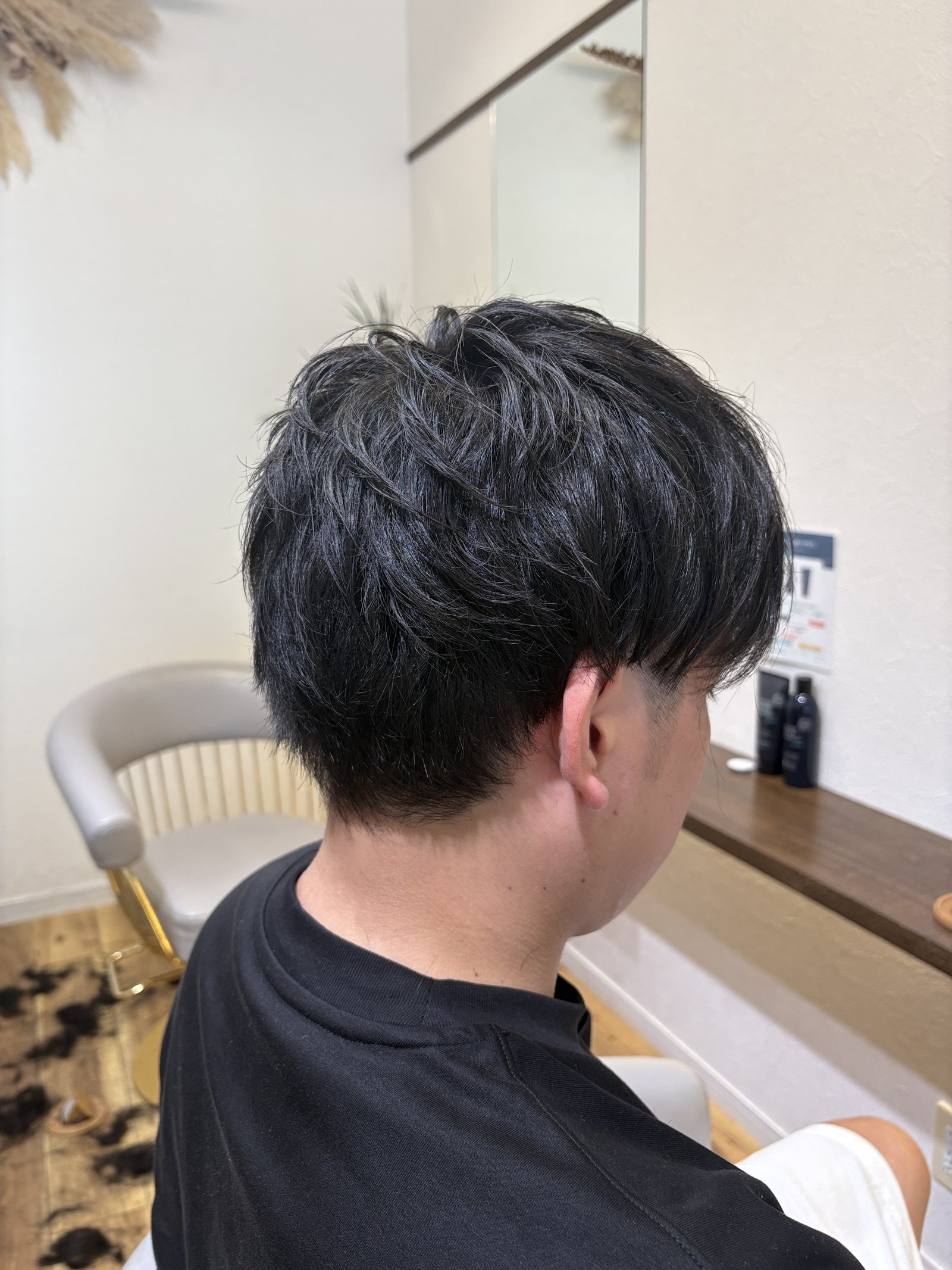 トップの毛束感と短くまとめた襟足|ラフな動きとすっきり感の対比を反対側の斜め後ろから
