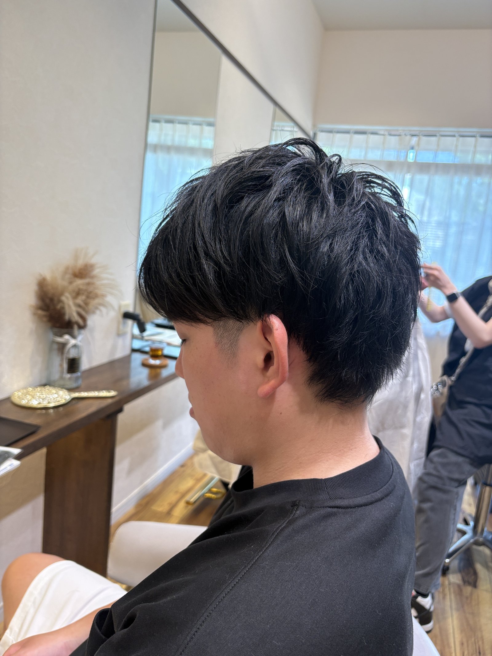 ラフな毛流れの大人メンズショート|トップから前髪へ落ちる毛束感と、耳まわりのすっきり感を斜め横から