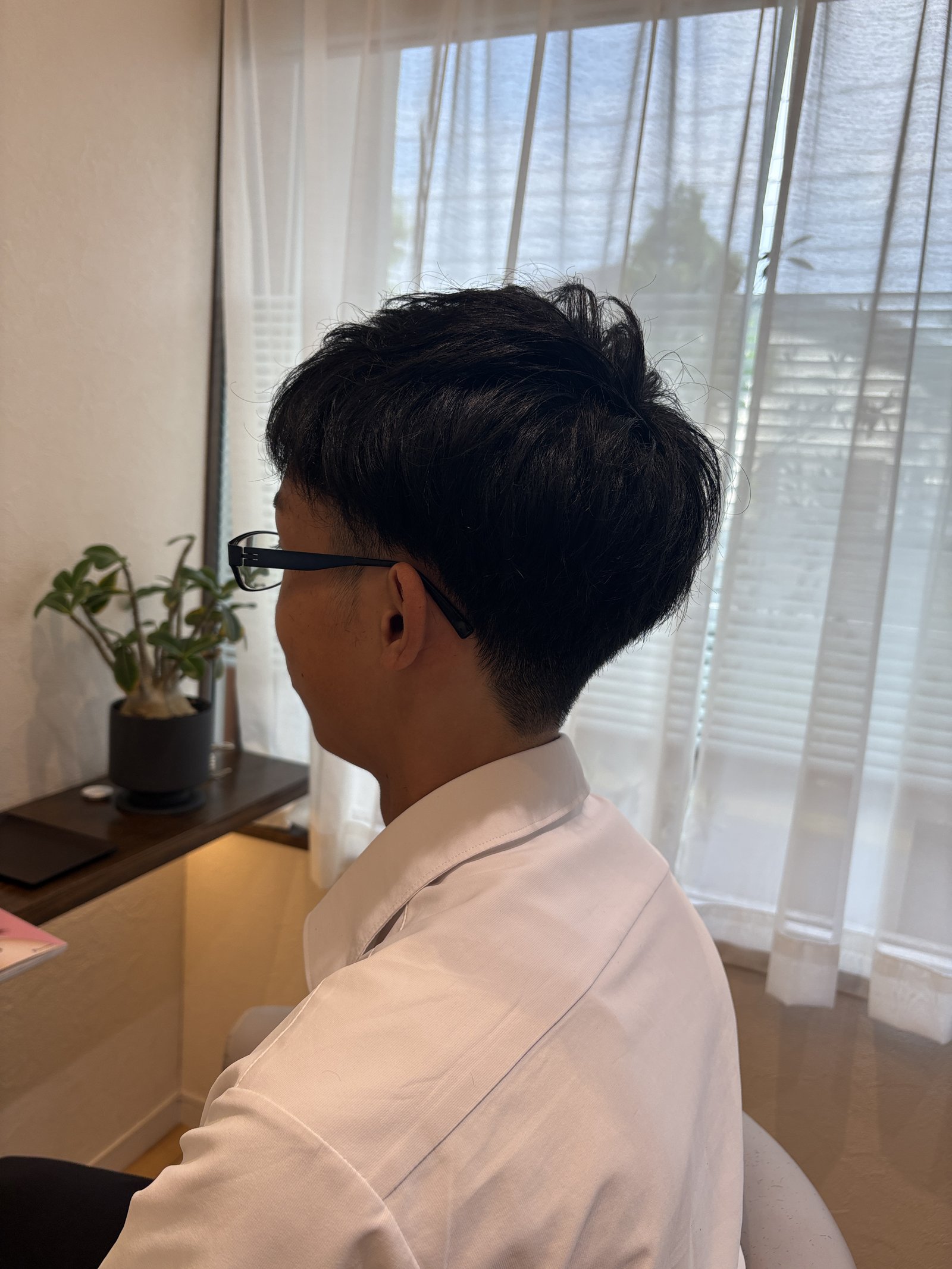 トップの束感と、短く整えた耳まわり|横の張り出しを抑えたシルエットを反対側から