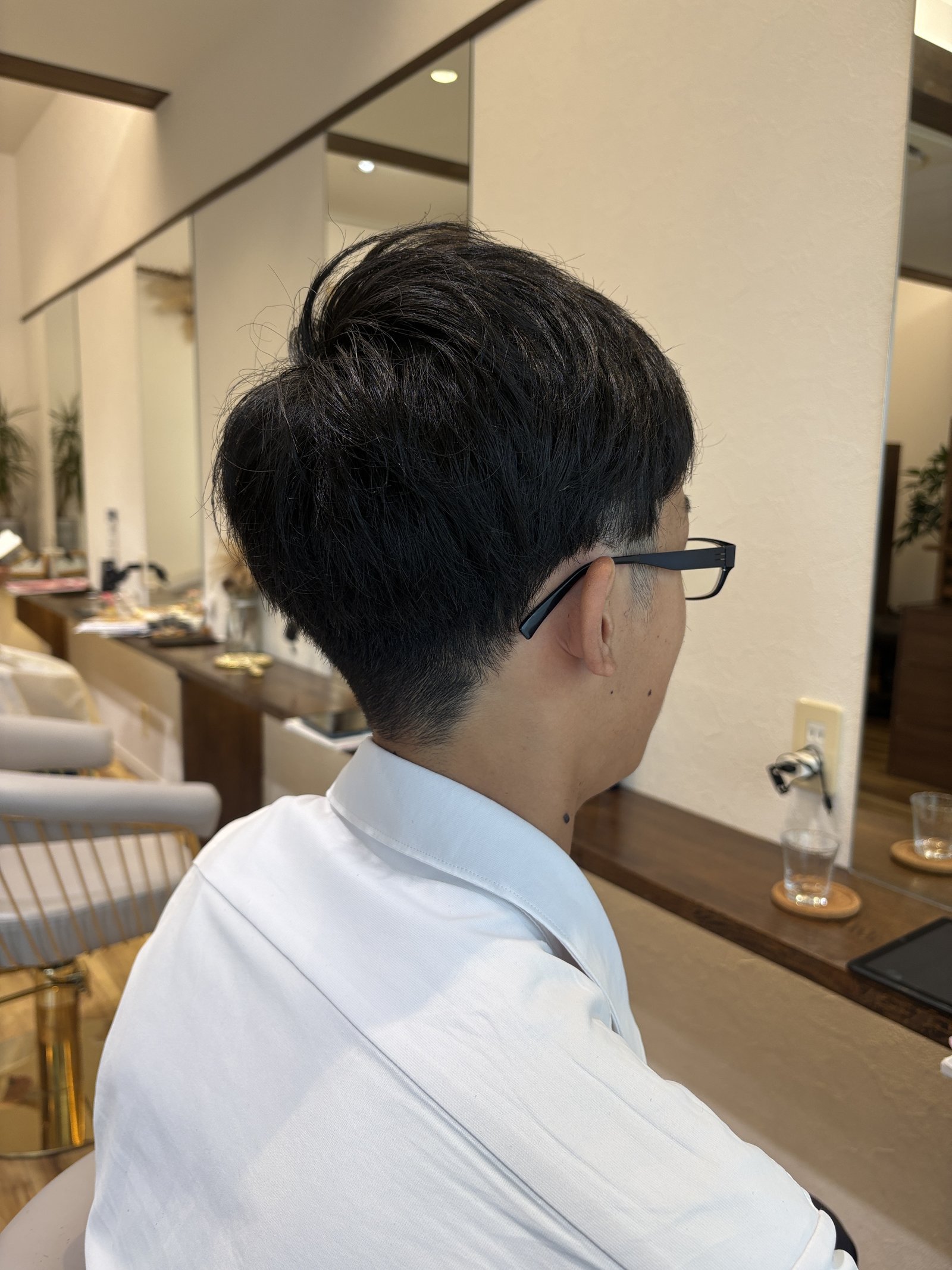ツーブロック×グラデーション刈り上げのメンズショート|すっきりした耳まわりと、立ち上がったトップのバランス