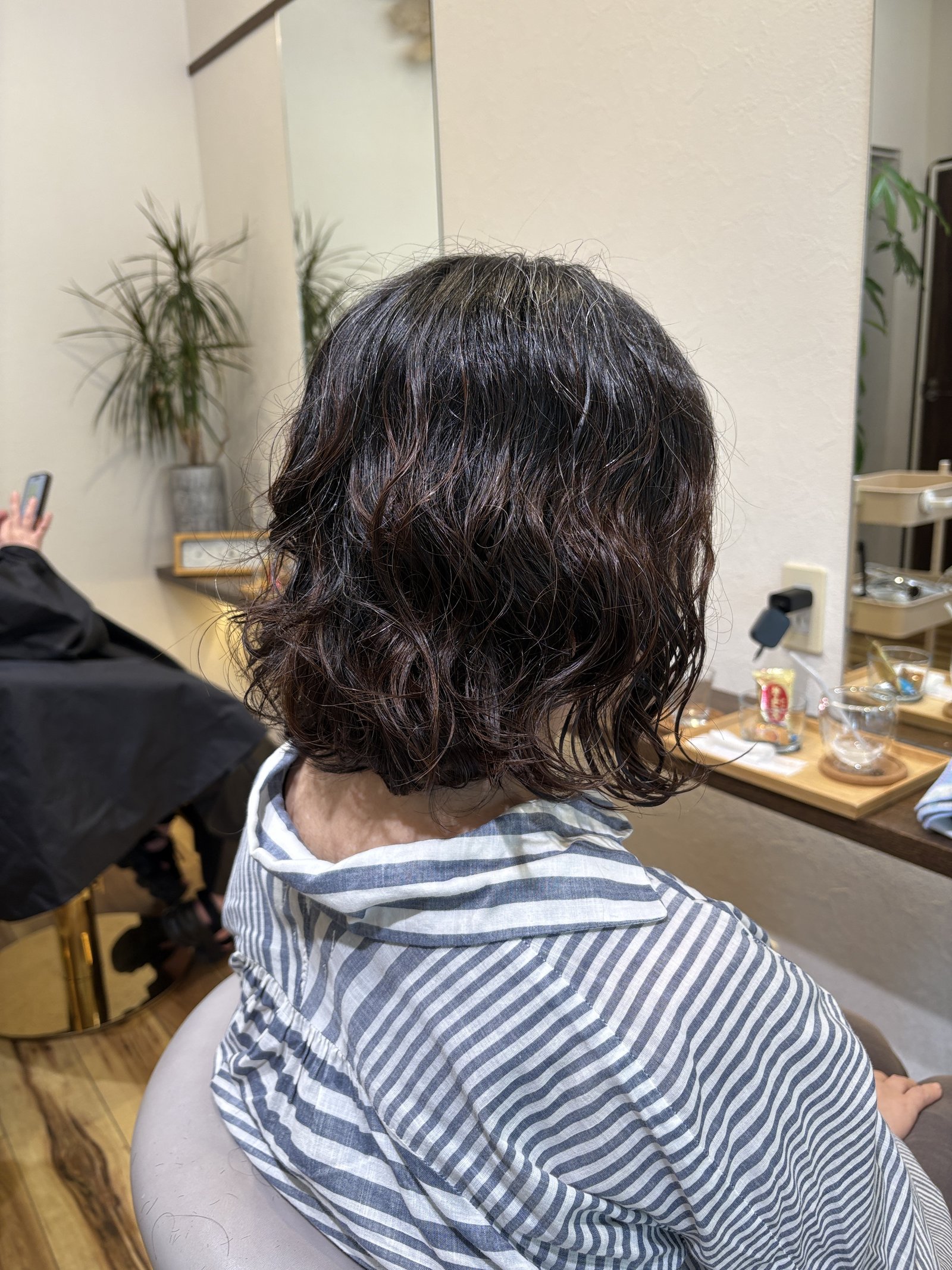 反対側から見た根元ウェーブの肩ラインボブ=根元の立ち上がりと毛先までつながる柔らかいカール