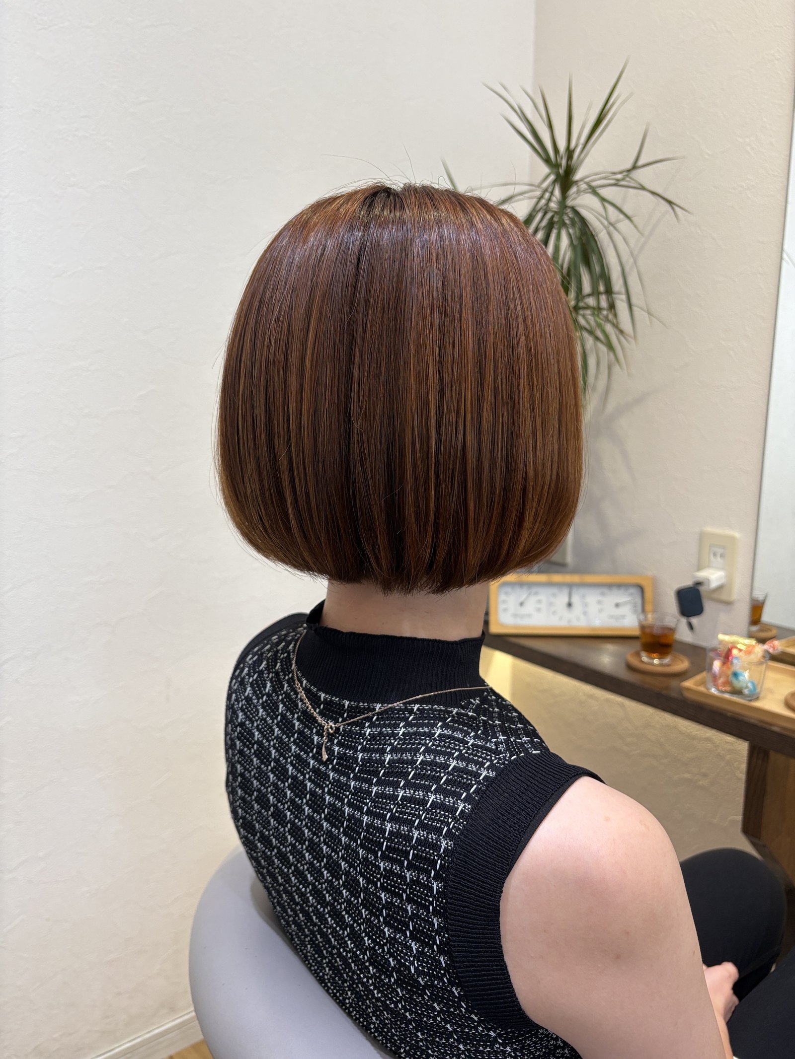 酸性ストレートで整えた前上がりの丸みボブ｜後ろの丸みと、顔まわりへ上がっていくライン、表面のなめらかさ／斜め後ろから