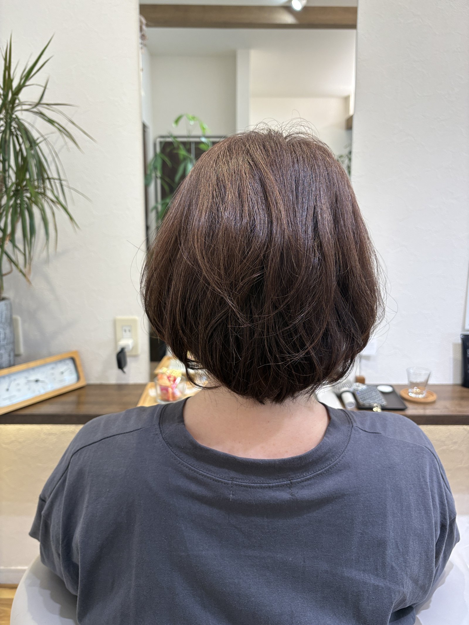 大人のふんわりグラデーションボブ｜重なりでつくった後頭部のふくらみと、水平にそろえた毛先、真後ろから