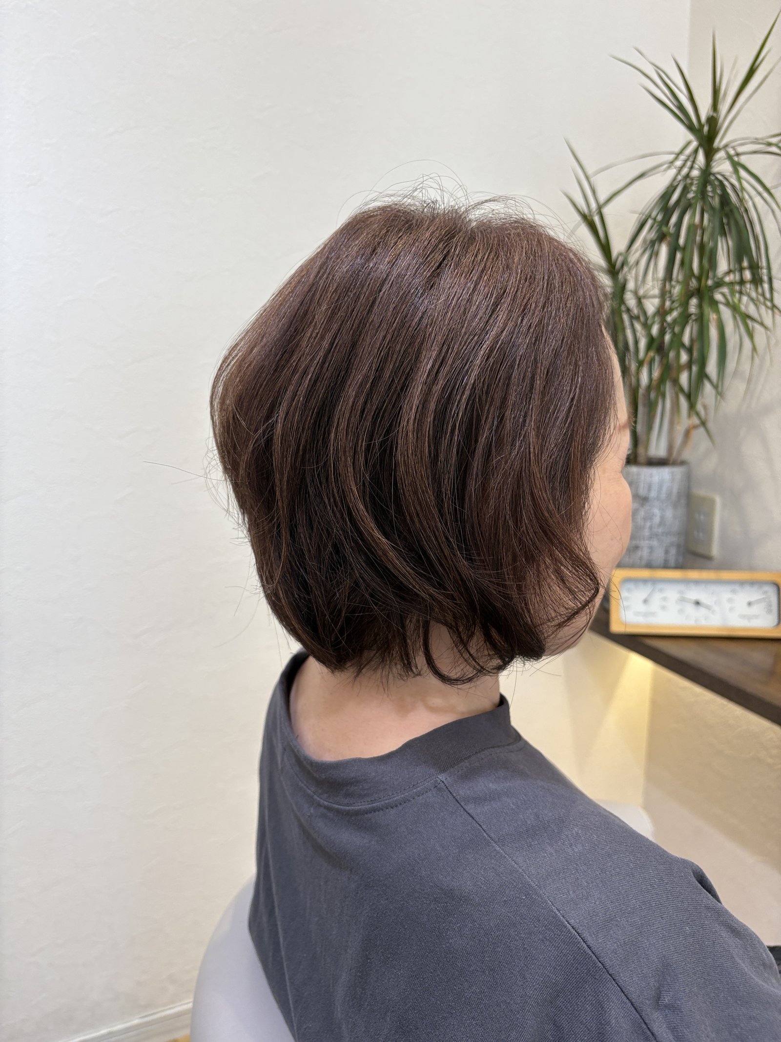 大人のふんわりグラデーションボブ｜後頭部の丸みと、毛先の軽い動き、右からの斜め後ろ