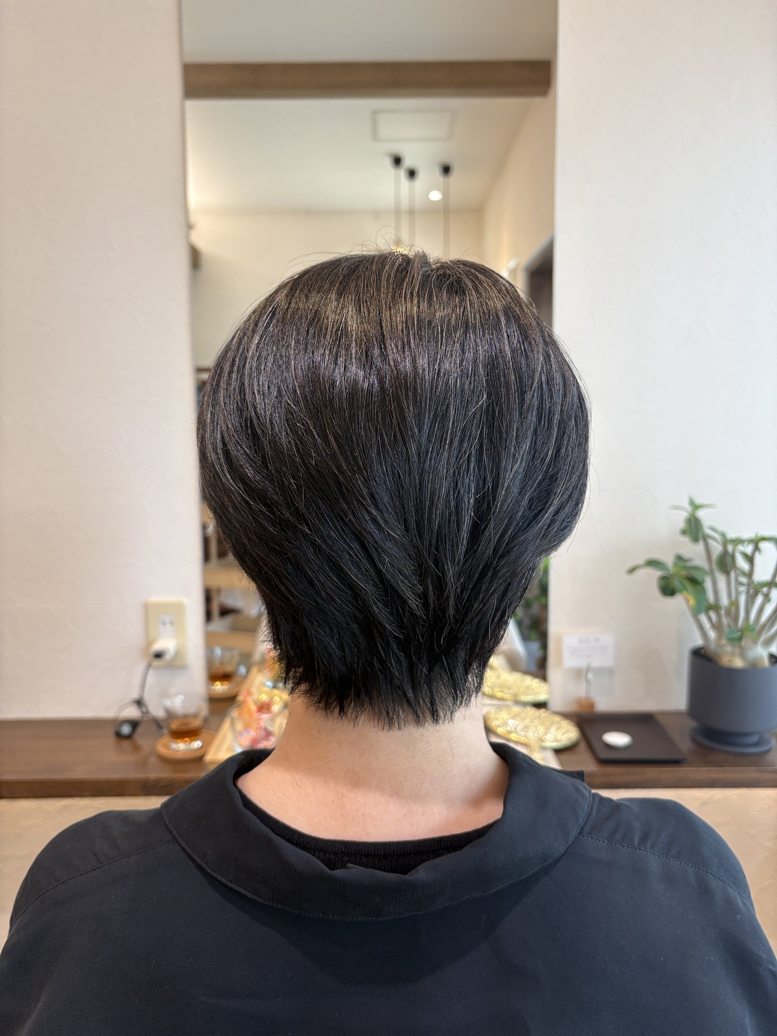 大人のハンサムショート｜後頭部の丸みと、ハサミで首にそわせたえり足のライン、真後ろから