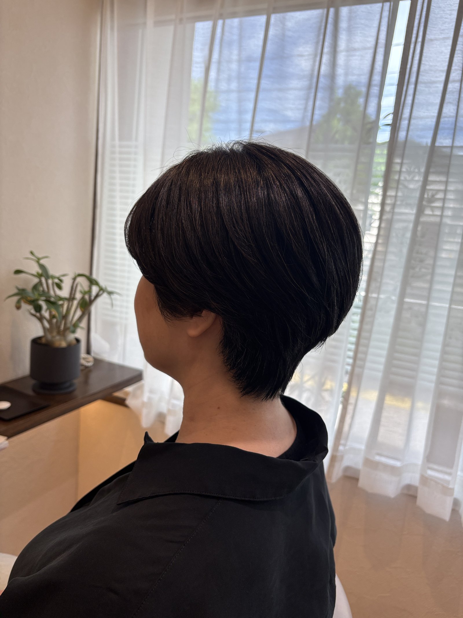大人のハンサムショート｜耳まわりから後ろへ流れる毛流れと、表面のツヤ、左からの斜め後ろ