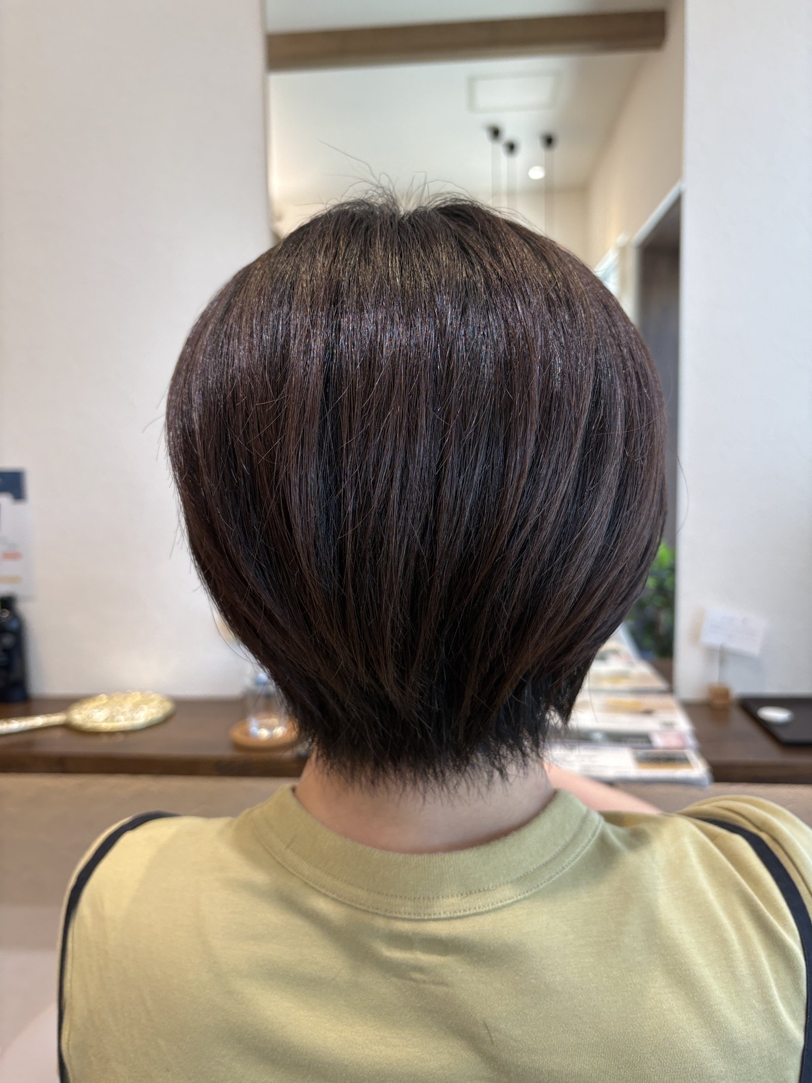 カットでつくる大人の丸みショート|後頭部の丸いシルエットと、短く整えたえり足、真後ろから
