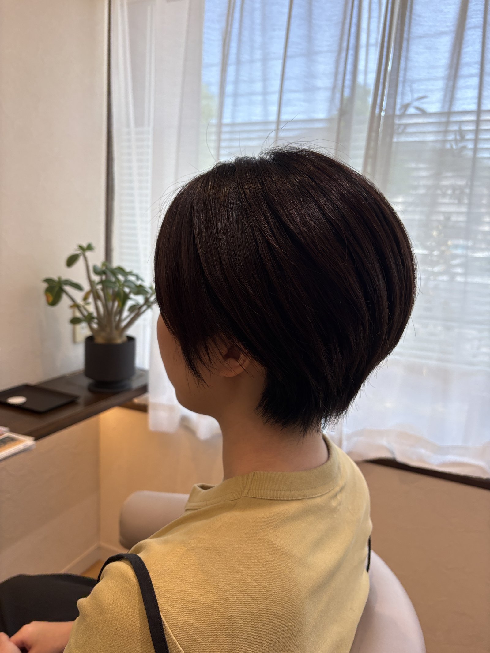 カットでつくる大人の丸みショート|耳に少しかかる長さと、表面のツヤとまとまり、斜め横から