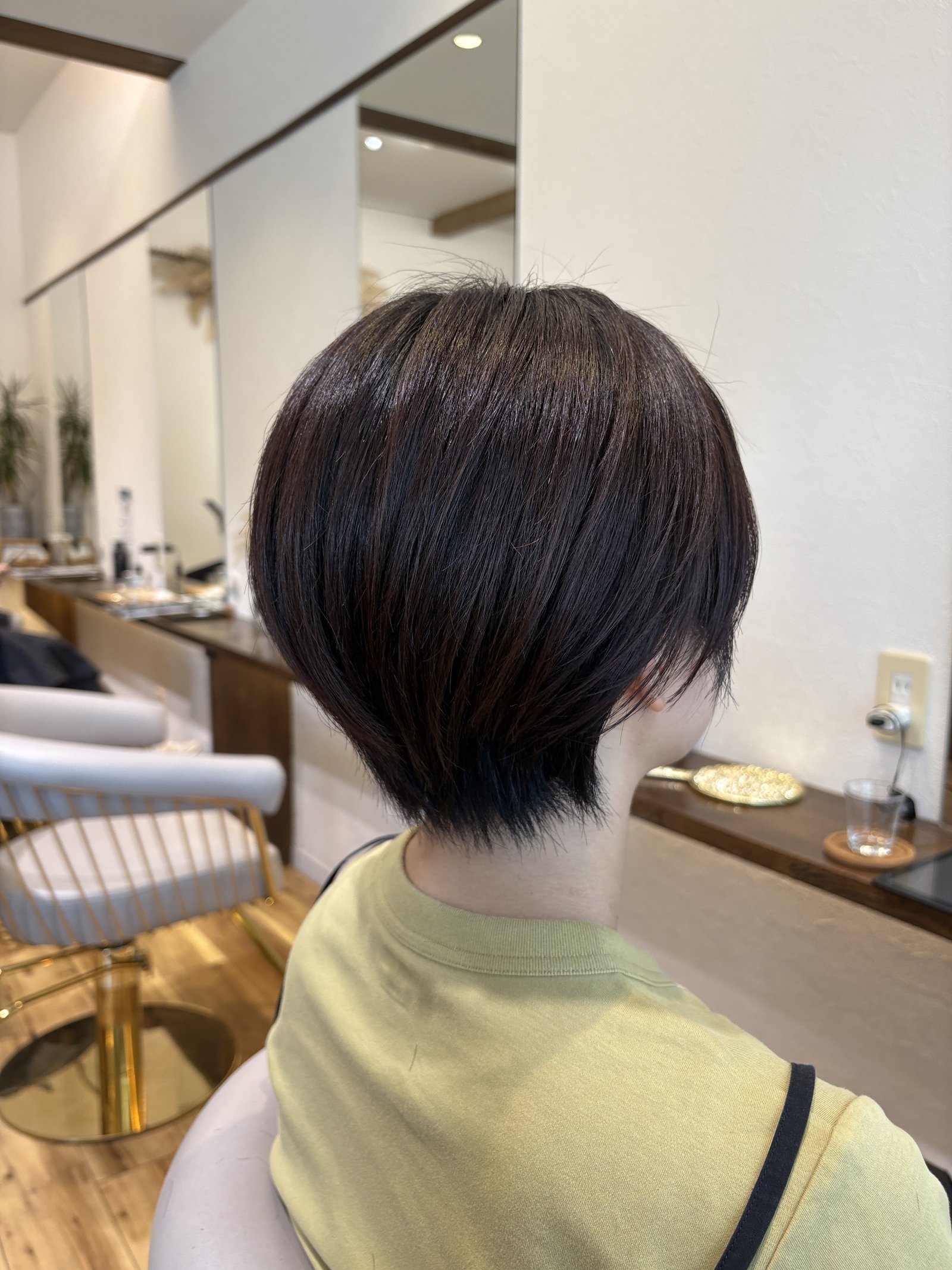 カットでつくる大人の丸みショート|後頭部の丸いシルエットと、首に沿わせて短く整えたえり足のメリハリ、斜め後ろから