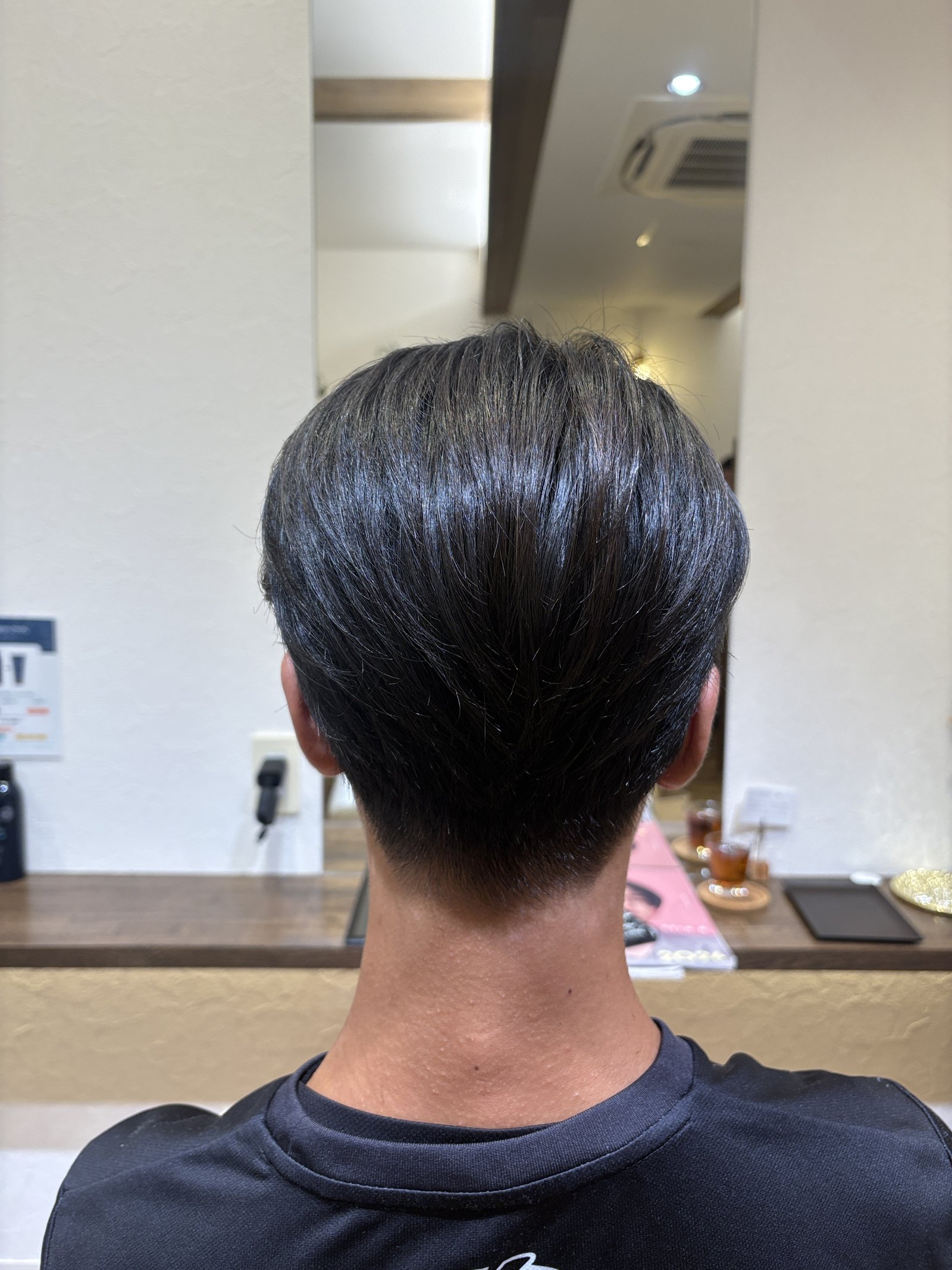 刈り上げのメンズマッシュショート｜後頭部の丸いシルエットと、短く整えたえり足／真後ろから
