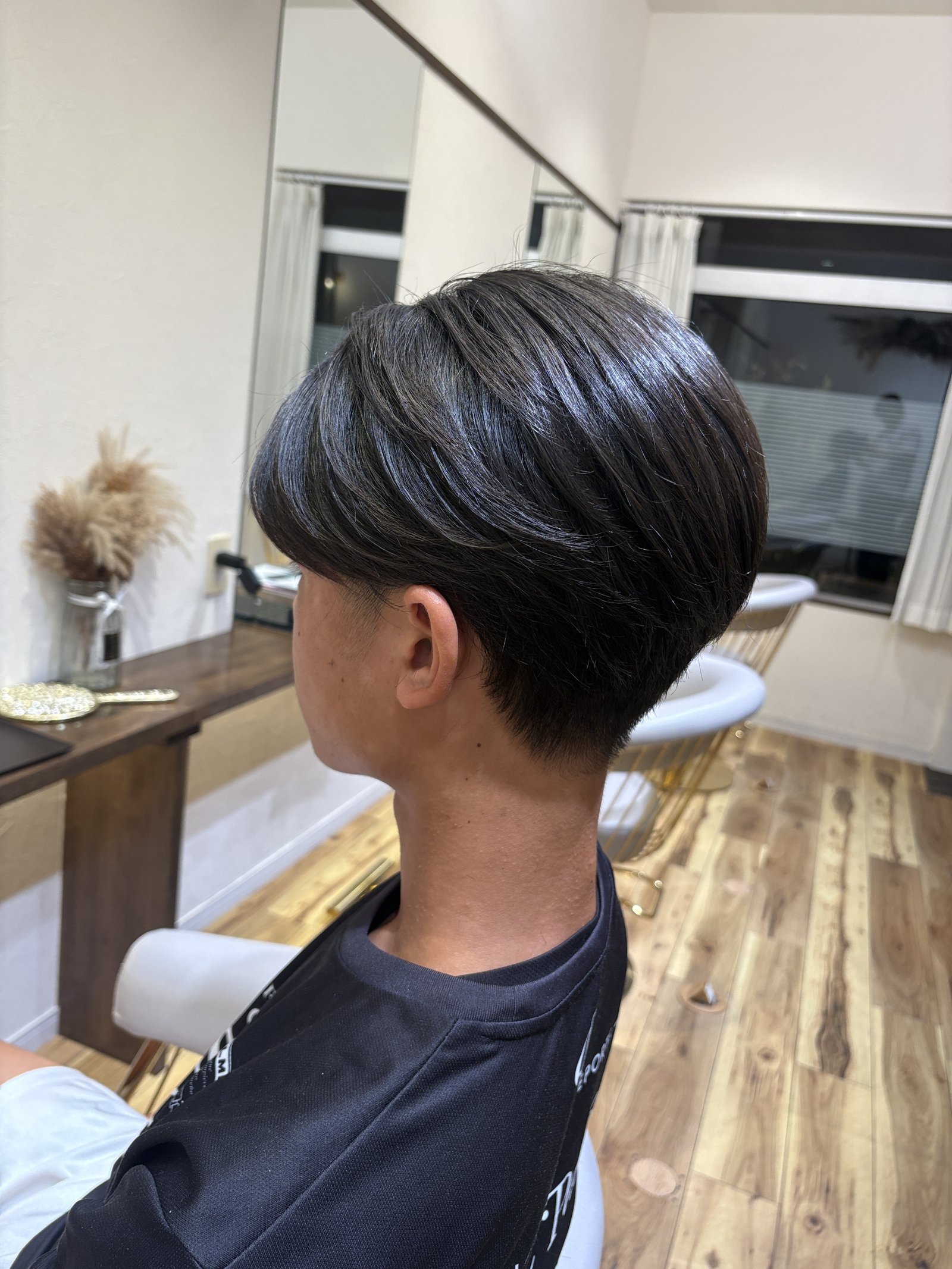 刈り上げのメンズマッシュショート｜丸みのあるマッシュの下に、短く整えた耳まわりがのぞくバランス／反対側の斜め後ろから