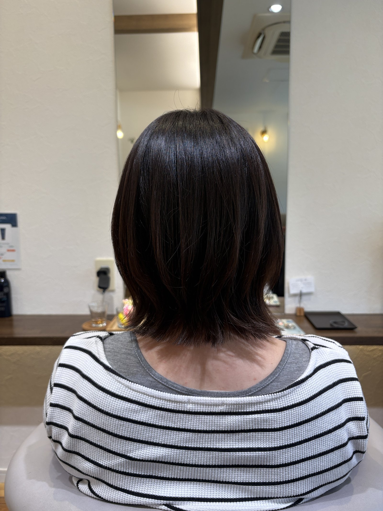 ショコラブラウンの大人レイヤーボブ|肩にふれる長さのボブの形と、毛先の段の重なりを真後ろから