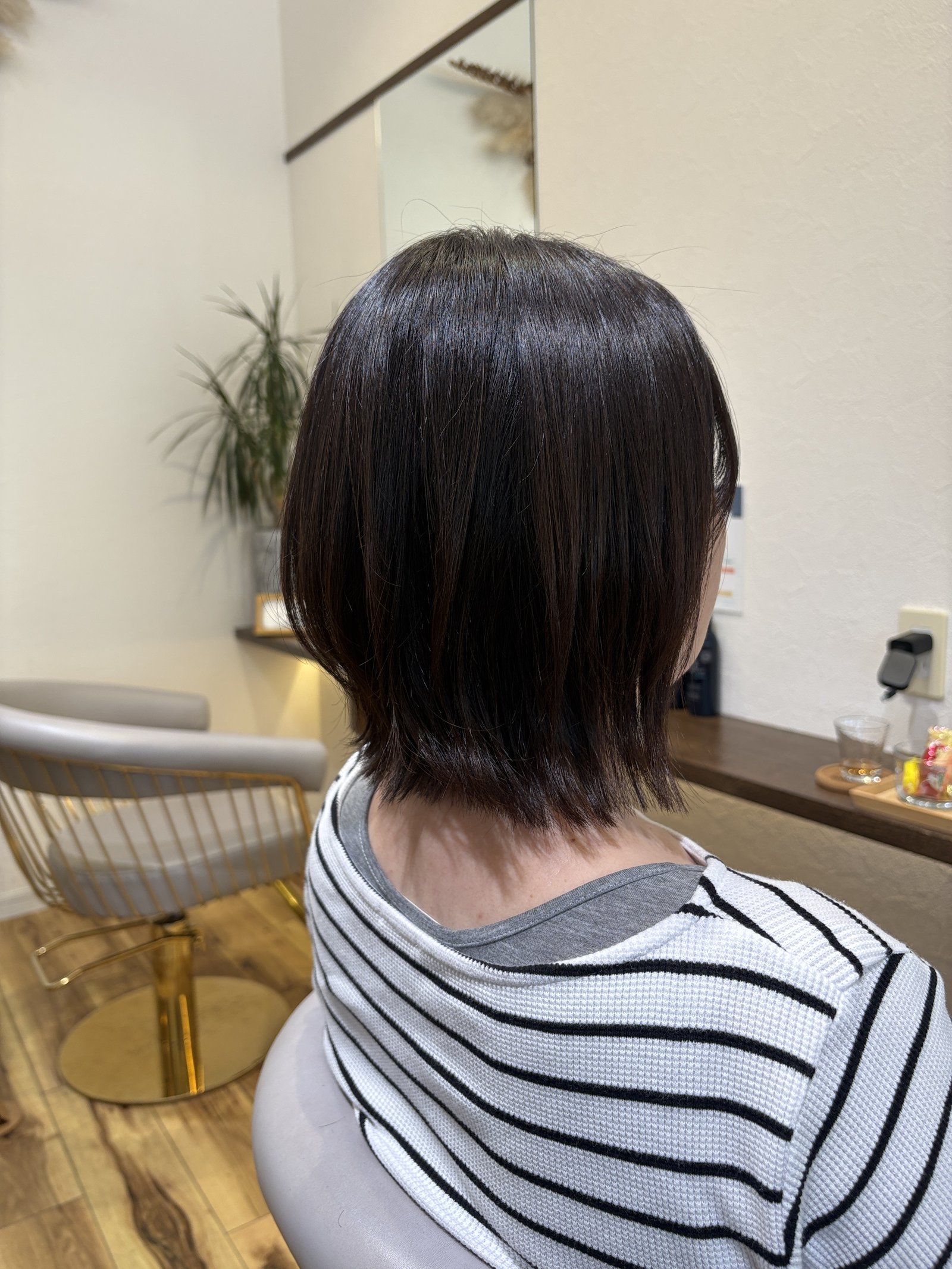 ショコラブラウンの大人レイヤーボブ|毛先に向かって軽くなるシルエットと、やわらかなブラウンの色味・左からの斜め後ろ