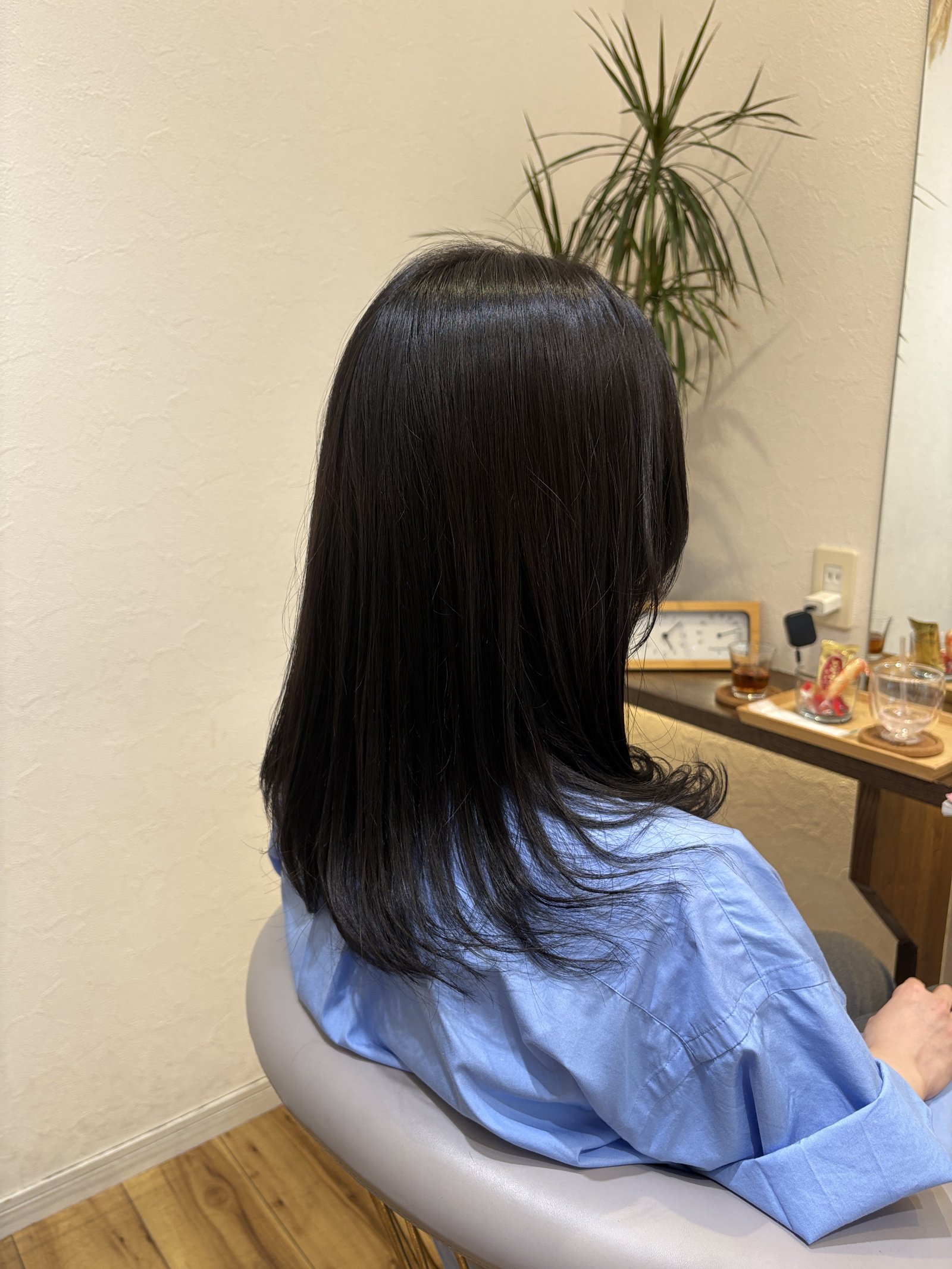 大人のレイヤーセミロング|表面はまっすぐなめらか、毛先は段の重なりで軽く動く・左からの斜め後ろ