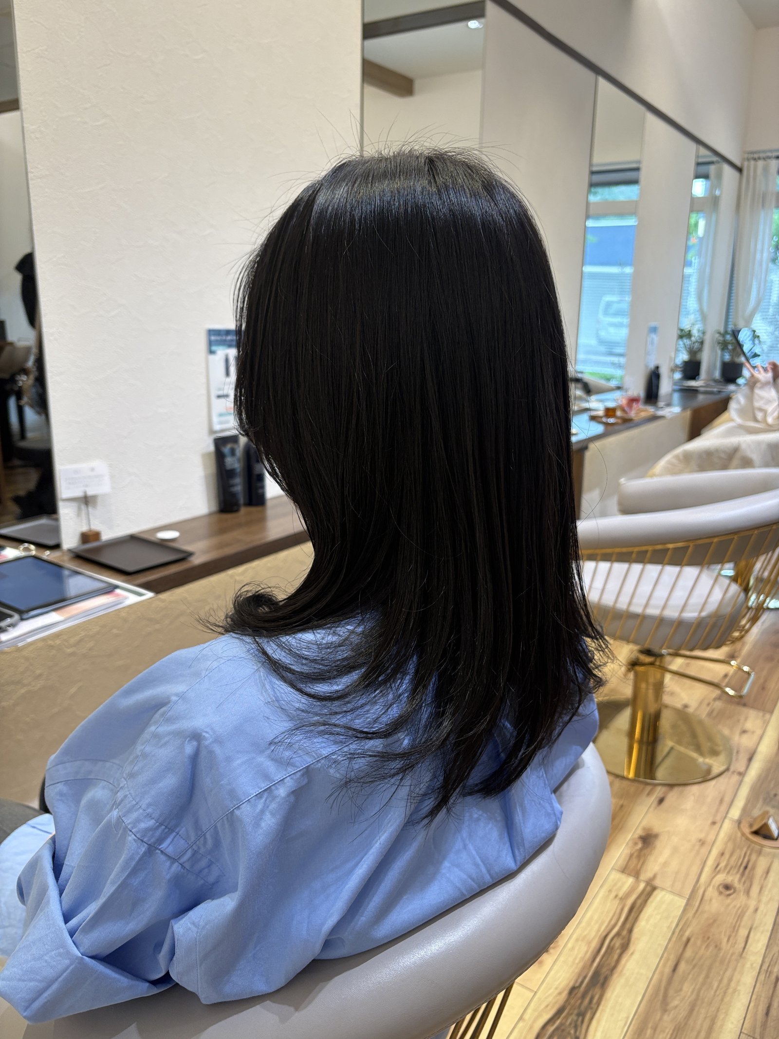 大人のレイヤーセミロング|毛先側の段が重なり合い、さらりと流れる毛先・右からの斜め後ろ