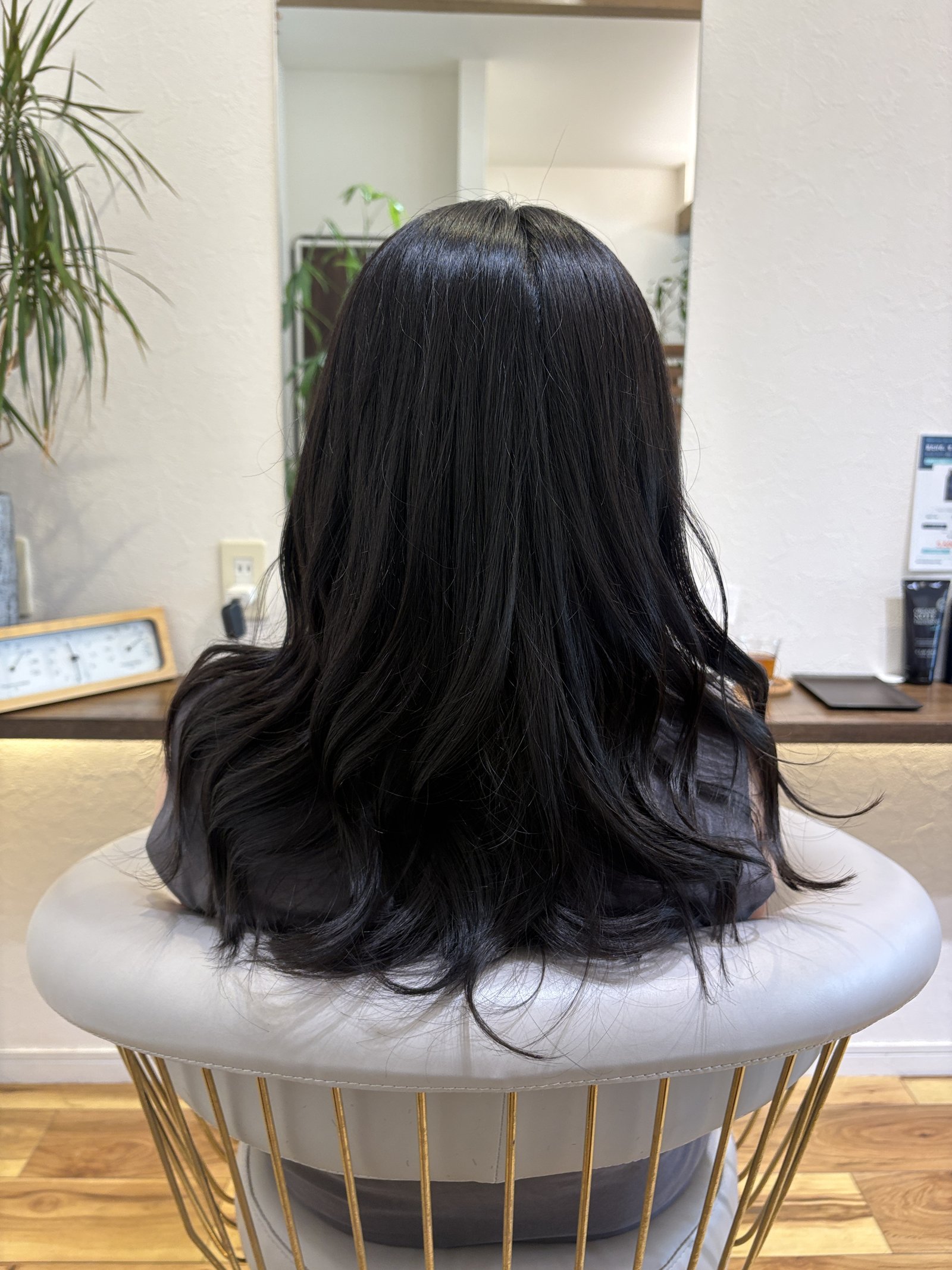 段入りの大人ロング｜背中にかかる長さと、毛先に向かってふわりと広がる後ろ姿を真後ろから