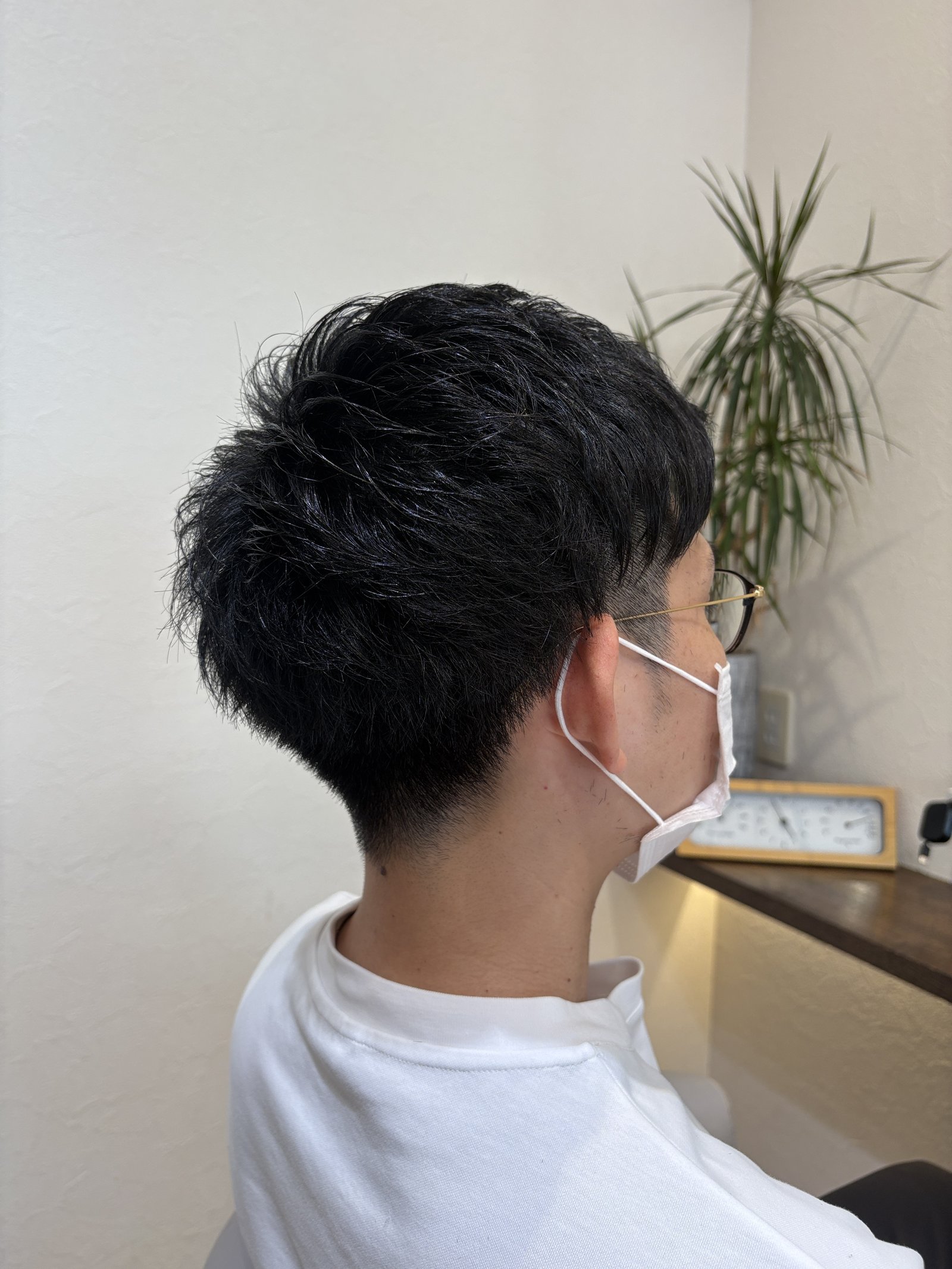 メガネが似合うツーブロックのメンズショート|つるまわりのすっきりしたサイドと、ワックスで動きをつけたトップの毛先を斜め横から