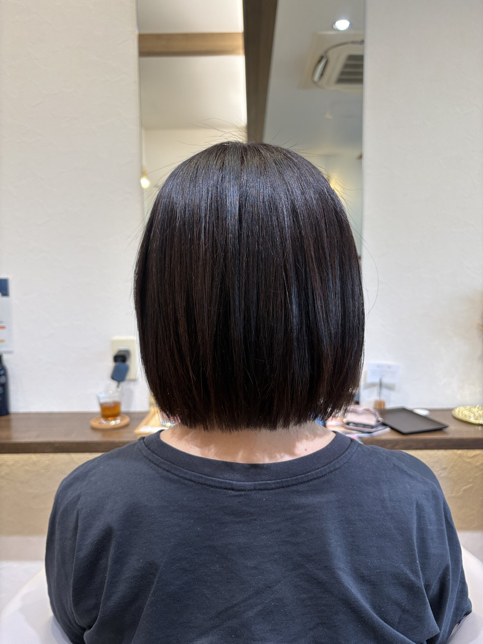 ショコラブラウンのミニボブ|段を入れずに一直線にそろえた毛先のラインを真後ろから