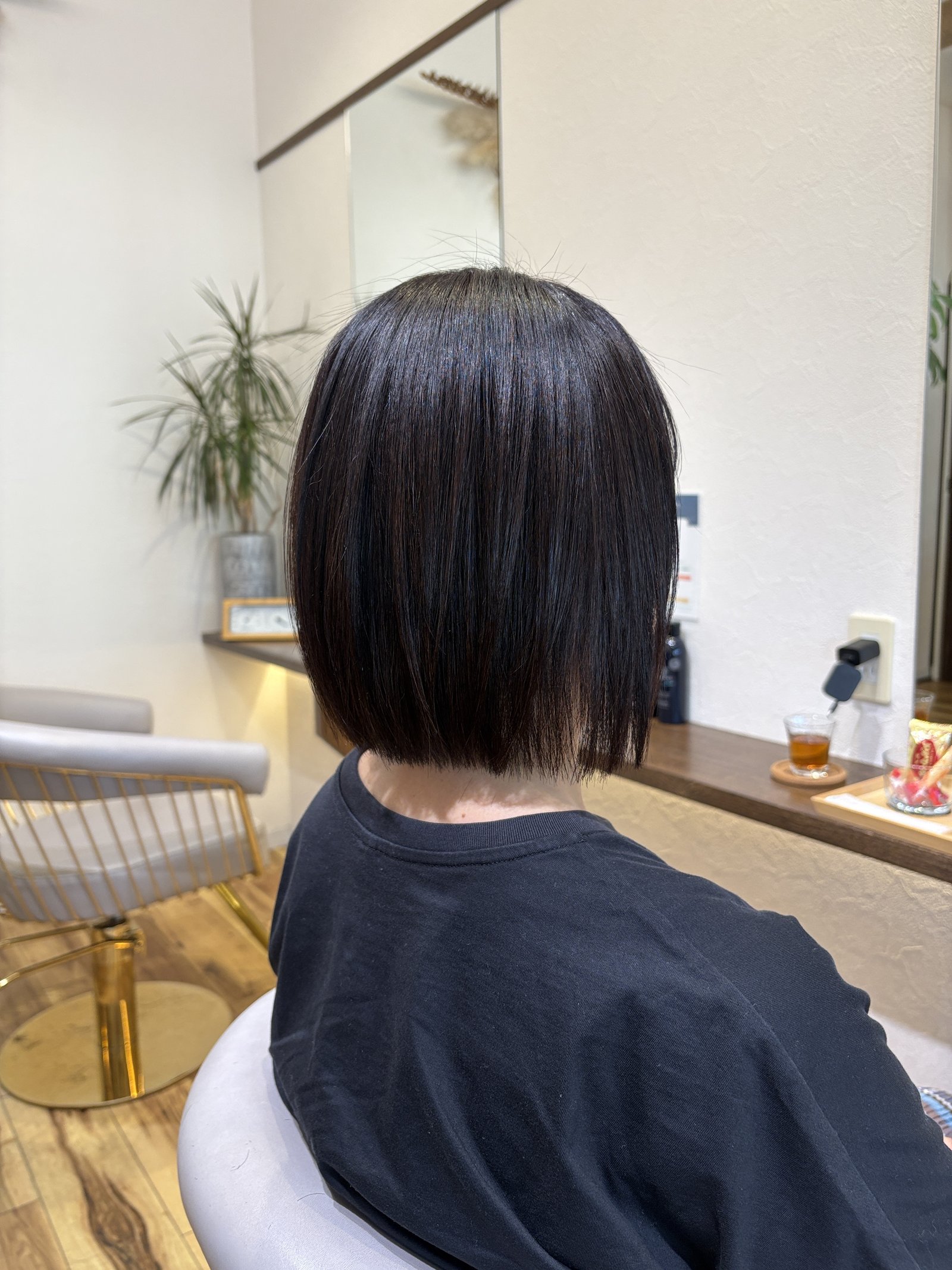 ショコラブラウンのミニボブ|えり足に向かってすっきり収まるシルエットと、深みのある色味・左からの斜め後ろ