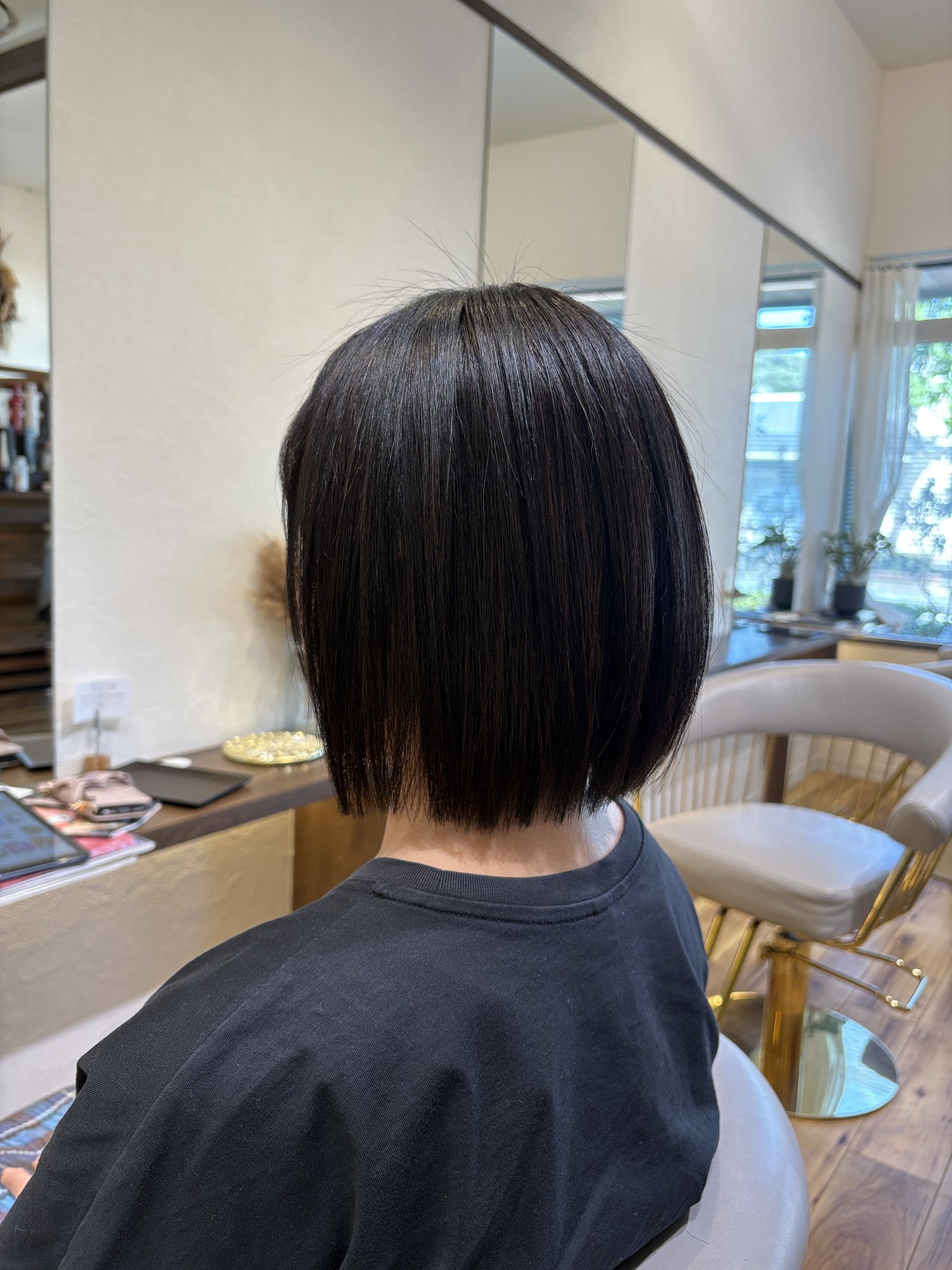 ショコラブラウンのミニボブ|首すじで一直線にそろった毛先と、表面のなめらかなツヤ・右からの斜め後ろ