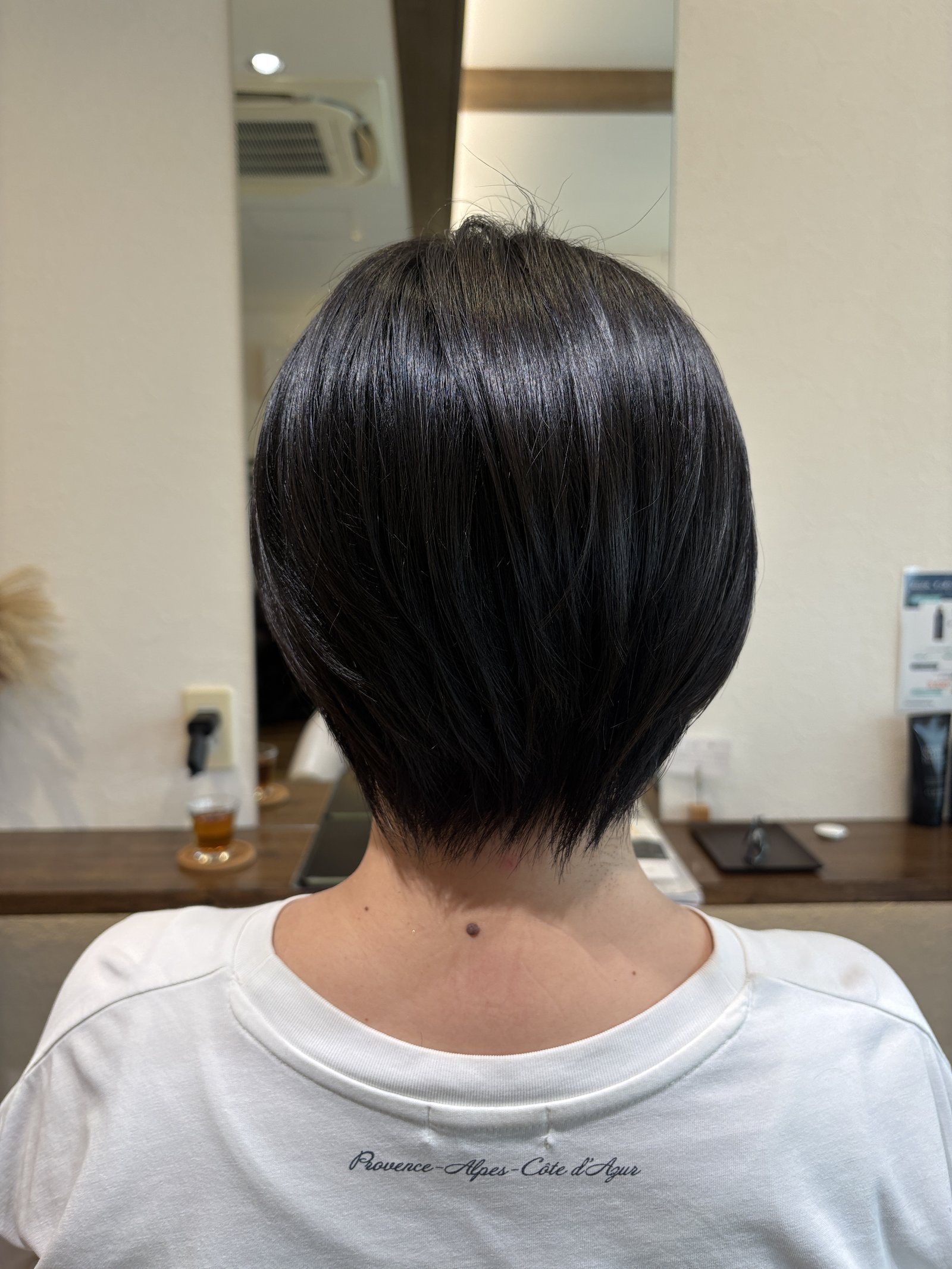 大人のナチュラルショート|後頭部の丸いシルエットと、短く締まったえり足を真後ろから