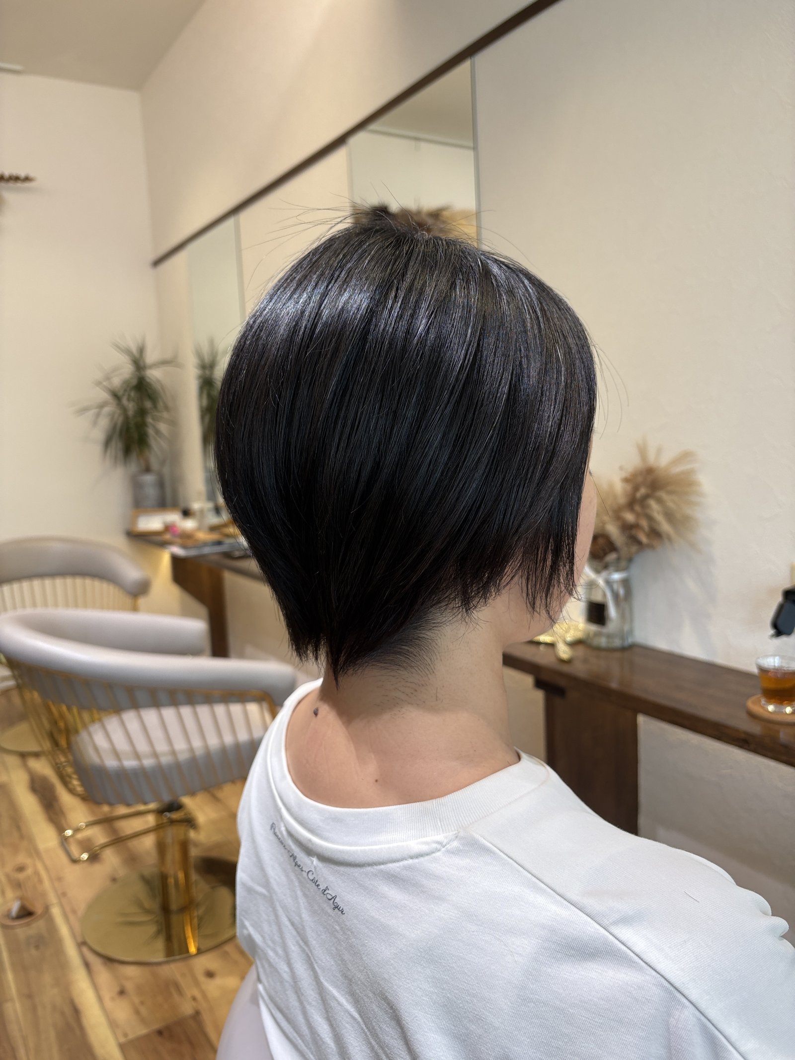 大人のナチュラルショート|後頭部の丸みと、首にそって短く収めたえり足・左からの斜め後ろ