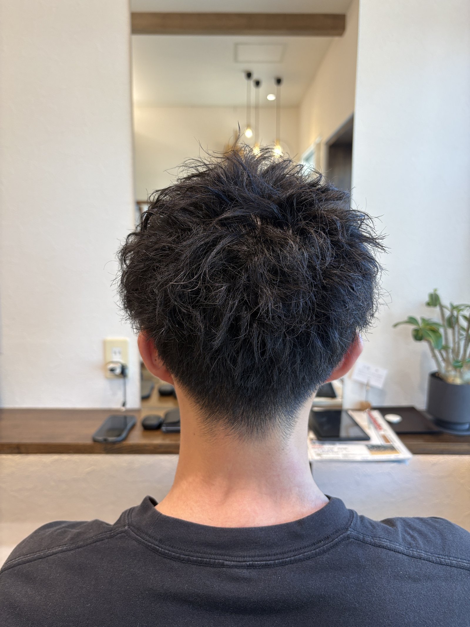 ニュアンスピンパーマ×ツーブロックのメンズショート|後頭部の丸みと、刈り上げですっきりさせたえり足を真後ろから