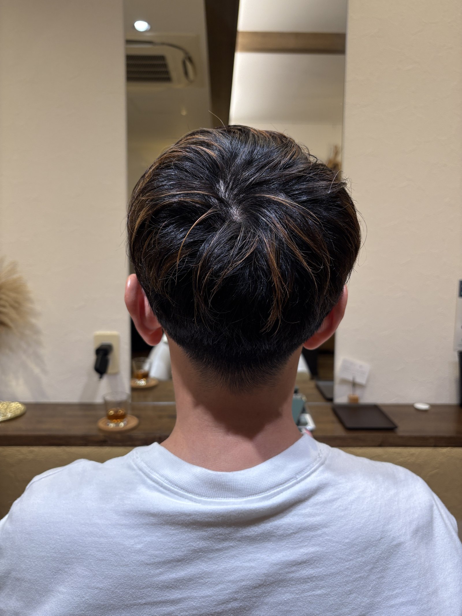 ブルーブラック×パープルハイライトのメンズショート｜全体の深いブルーブラックと、トップから広がる動き／真後ろから
