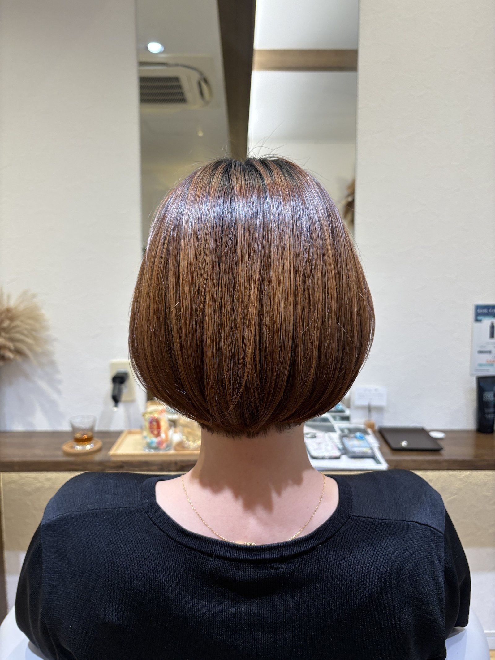大人の丸みショートボブ｜後ろの中心に長さを残した、丸いシルエット／真後ろから