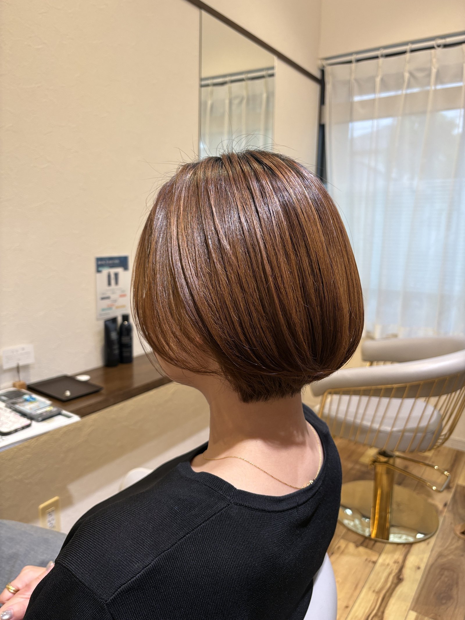 大人の丸みショートボブ｜後ろから顔まわりへ、ラインが上がる前上がりの立体感／右斜め後ろから
