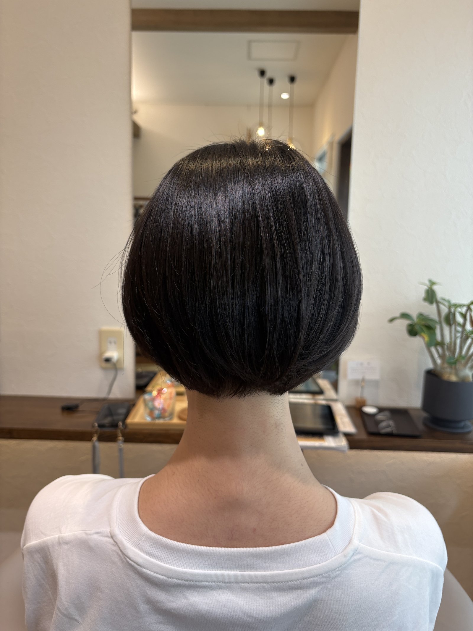 大人の丸みショートボブ｜重さをほどよく残した、まあるいフォルムの全体／真後ろから