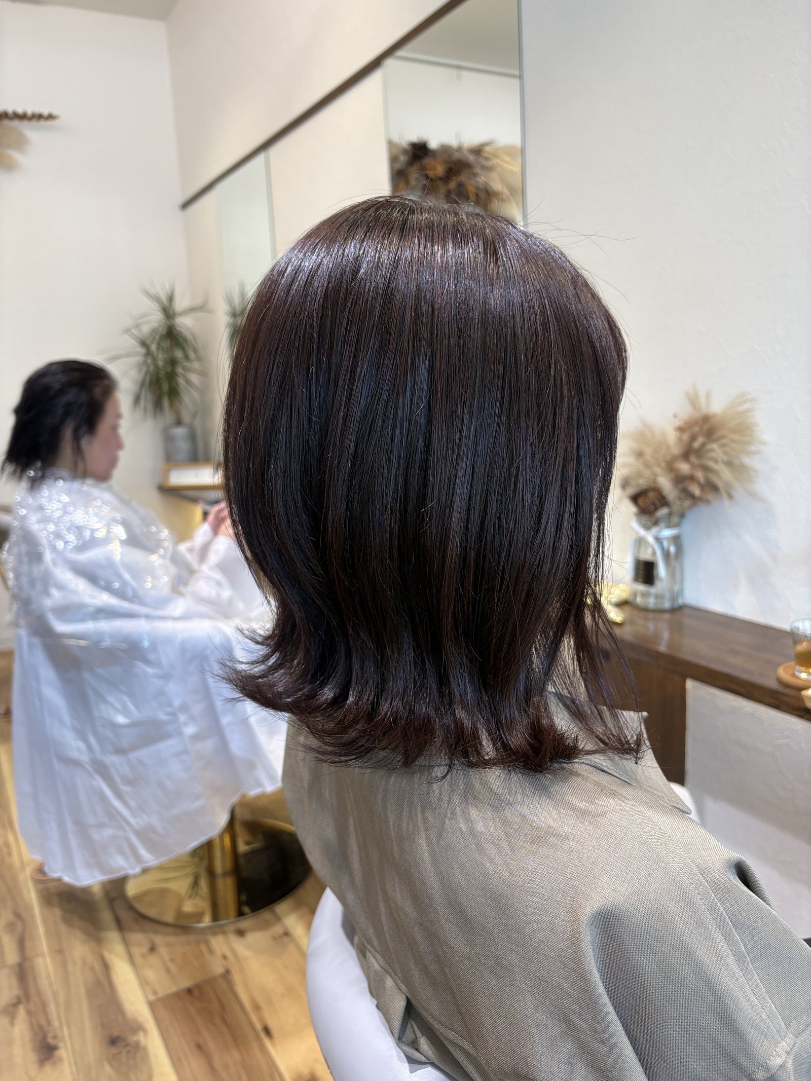 ピンクブラウンの外ハネミディアム|肩先で外へ向かう毛先の向きと、やわらかなブラウンの色味・左からの斜め後ろ