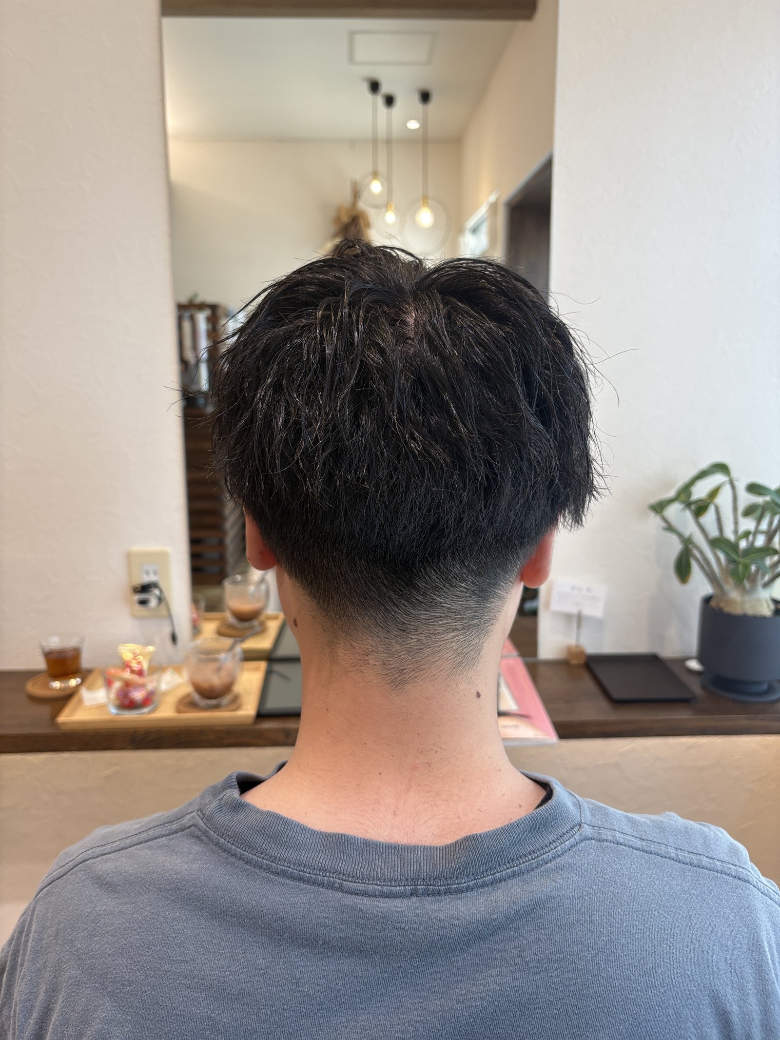 後頭部の丸みと全体のねじれ、首もとの刈り上げ|ゆるめツイストスパイラルのメンズショートを後ろから