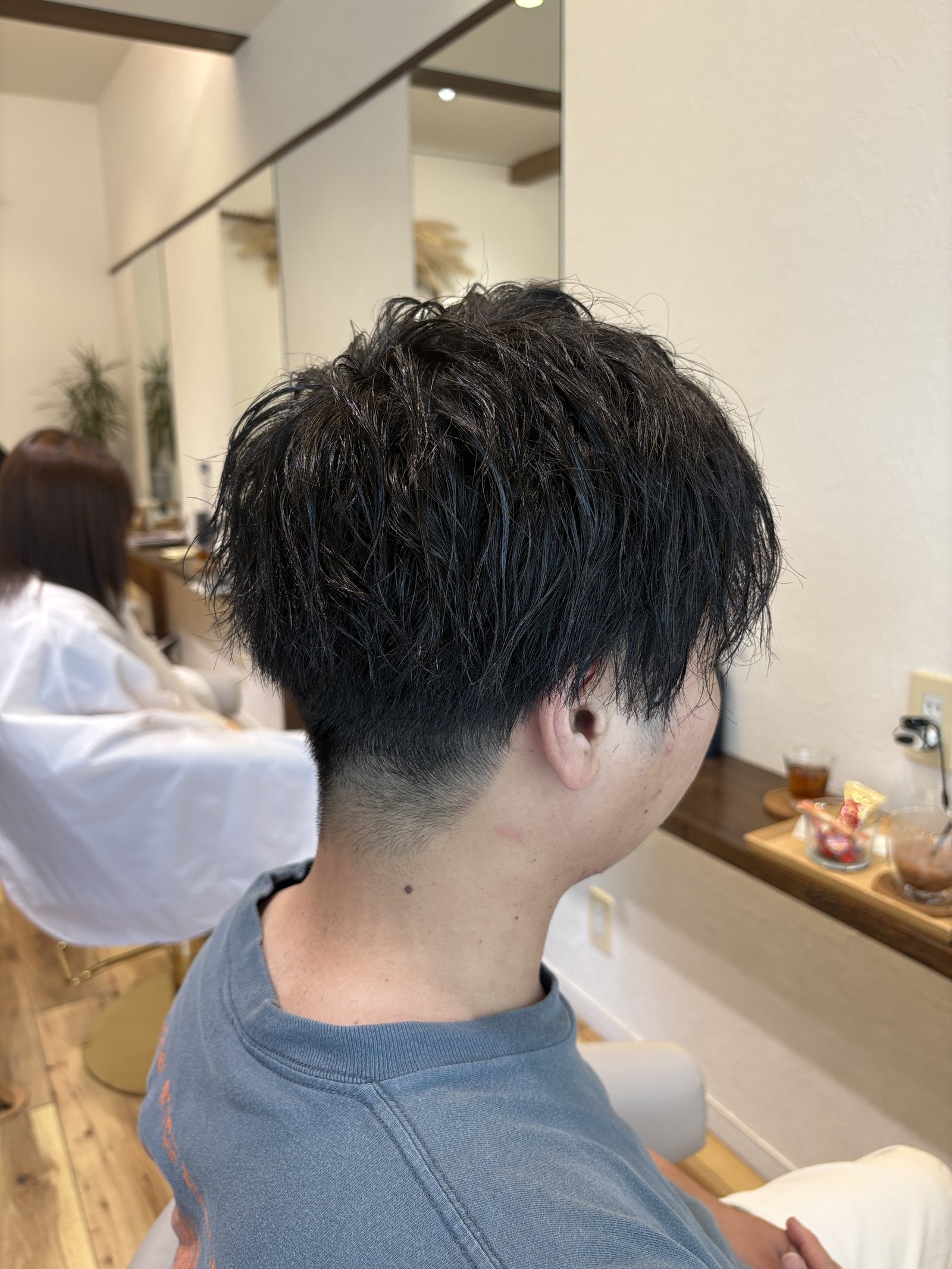 トップのスパイラルの束感と、刈り上げで短く整えた襟足|パーマのメンズショートを反対側から