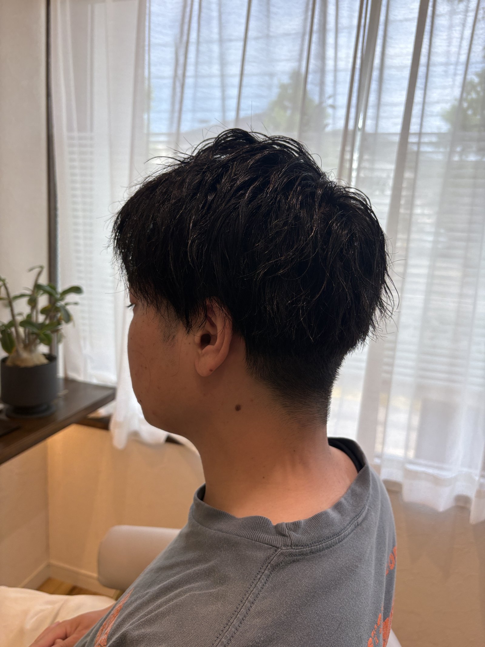 ゆるめツイストスパイラルの濡れ感メンズショート|全体のねじれの動きと、短く整えたツーブロックの耳まわりを横から